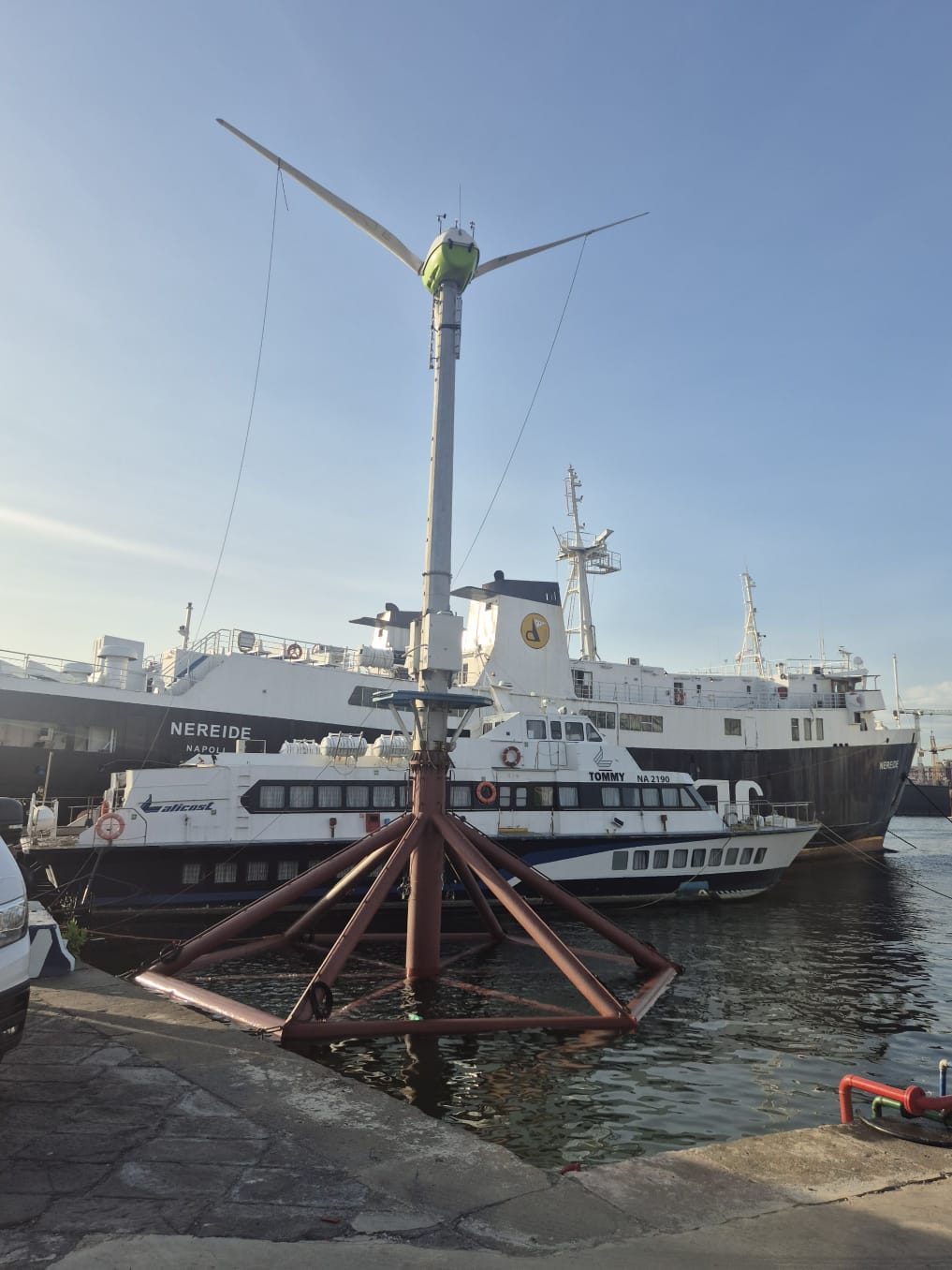 Turbina su base galleggiante tetraedrica ormeggiata in porto
