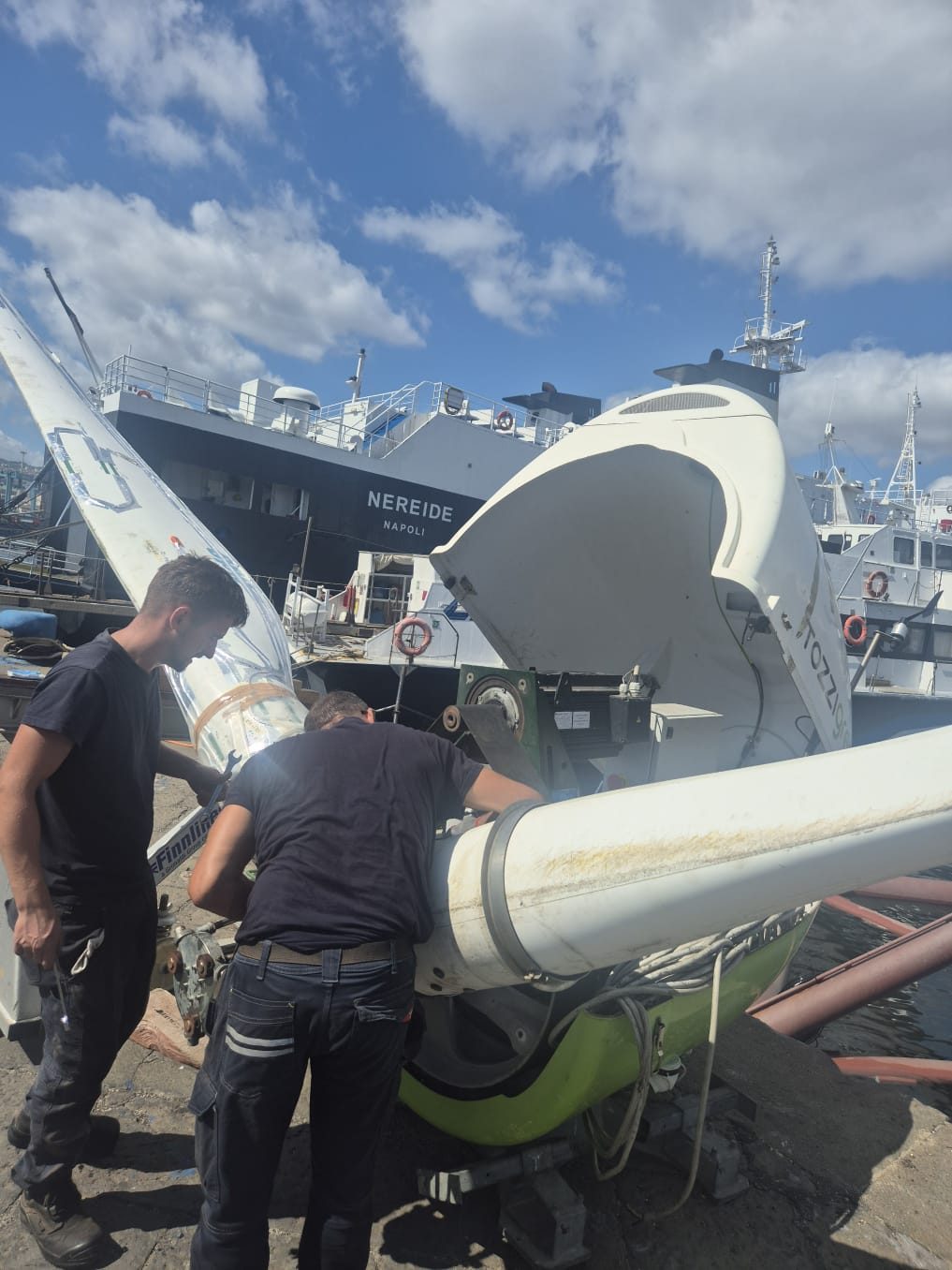 Base galleggiante tetraedrica in acqua durante la movimentazione