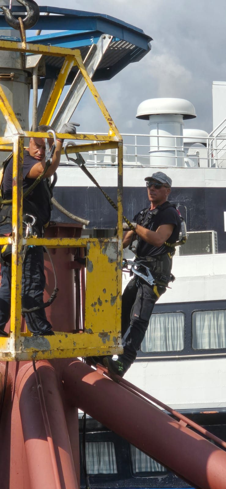 Tecnici in quota su piattaforma di lavoro durante l'intervento